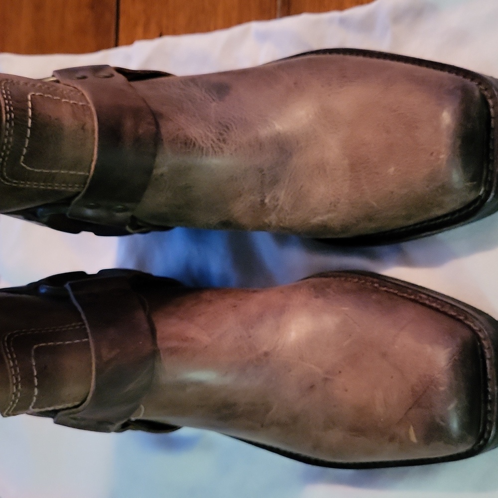 Women's Brown Leather Boots. BCBGirls. SZ 81/2 - Picture 6 of 8